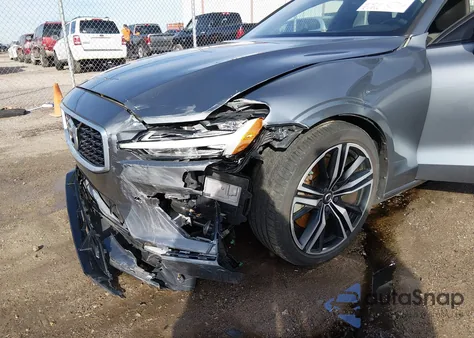 2019 Volvo S60 T6 R-Design z USA, uszkodzony, nr VIN 7JRA22TM7KG014031